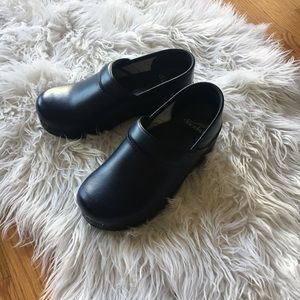 Women’s Dansko Dark Blue Blox Clogs 5.5-6 (36)